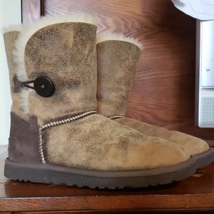 UGG Bailey Button